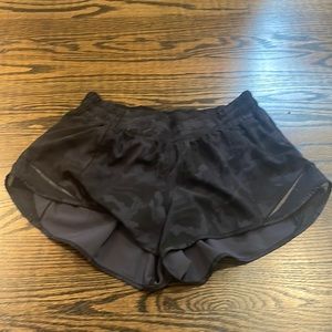 Lululemon Hotty Hot shorts 2.5 inch inseam size 4 in black camo